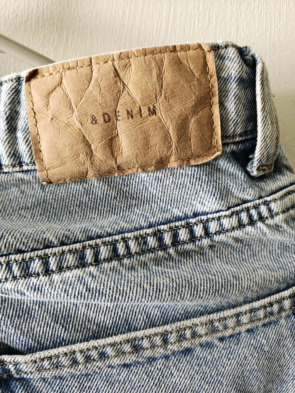 Denim&Co Light Wash Blue Women's Jeans with Brown Leather Patch